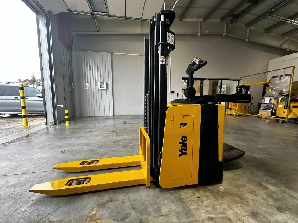 Xe nâng điện Yale MS15X