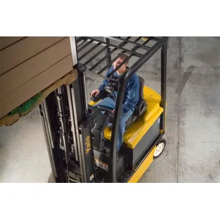 Xe nâng điện làm việc tại kho