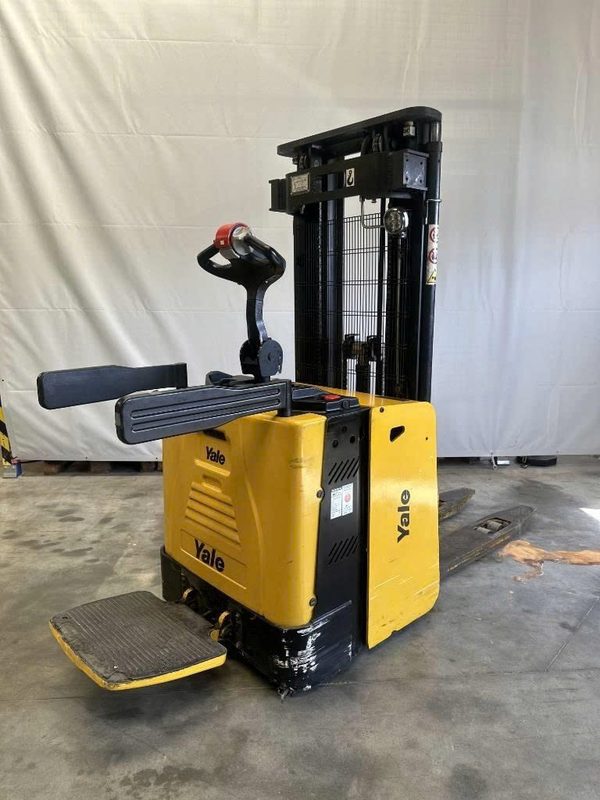 Xe nâng điện cho kho nhỏ Yale MS15X