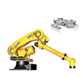 Robot bốc xếp bộ kẹp pallet tự động và ray dẫn hướng xử lý việc xếp chồng hàng hóa trong nhà máy Fanuc R-2000iC/210F