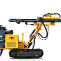 Máy khoan nổ đá DTH gắn bánh xích động cơ 70Kw Yuchai JC880