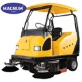 Xe quét hút bụi ngồi lái có kính trước và mái che Magnum MN-E800W