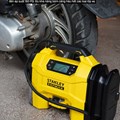 Máy bơm hơi đa năng dùng pin hiệu STANLEY SXVI02001