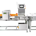 Máy cân kiểm tra tự động và máy dò kim loại băng tải với hệ thống loại bỏ sản phẩm lỗi.