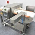  Máy dò kim loại tự động điều chỉnh độ nhạy băng tải có chức năng loại bỏ vật phẩm lỗi 