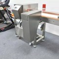 Máy dò kim loại có nắp che bụi được lắp đặt trong phần mở rộng kênh 