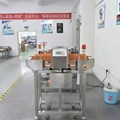 Giá máy dò kim loại thực phẩm băng tải công nghiệp với hệ thống tự động loại bỏ vật phẩm lỗi