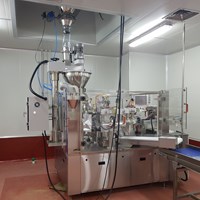 Máy chiết rót và đóng túi sản phẩm bột, gắp 1 lần 1 túi