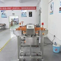 Giá máy dò kim loại thực phẩm băng tải công nghiệp với hệ thống tự động loại bỏ vật phẩm lỗi