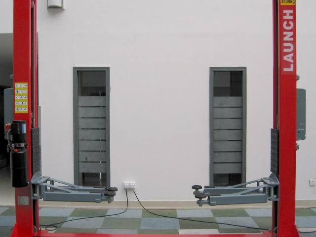 Cầu nâng ô tô 2 trụ đế dưới TLT235SB, 3.5 tấn