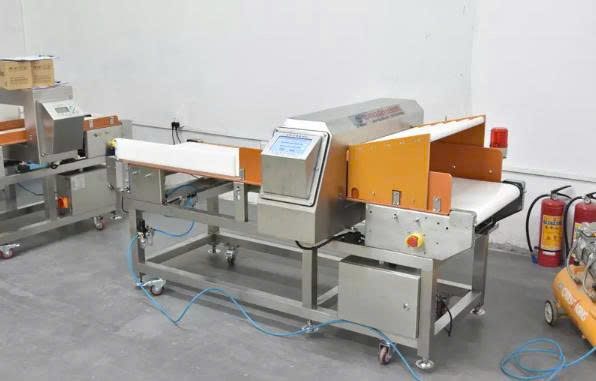 Máy dò kim loại với phần đầu nhô ra